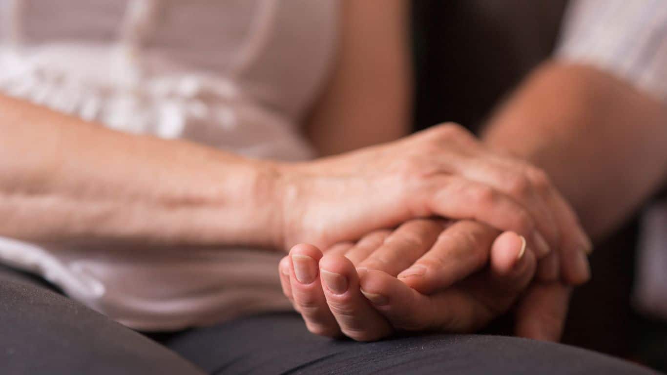 Personer som holder hender